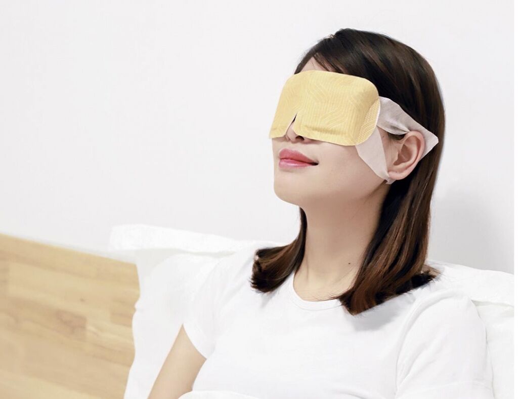 Девушка в маске Xiaomi 90 Points Steam Eye Mask